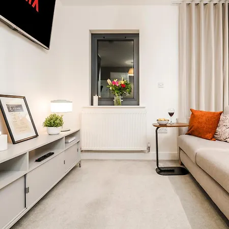 Heathrow In 15 Mins - Balcony - Dedicated Workspace Hounslow Exterior photo