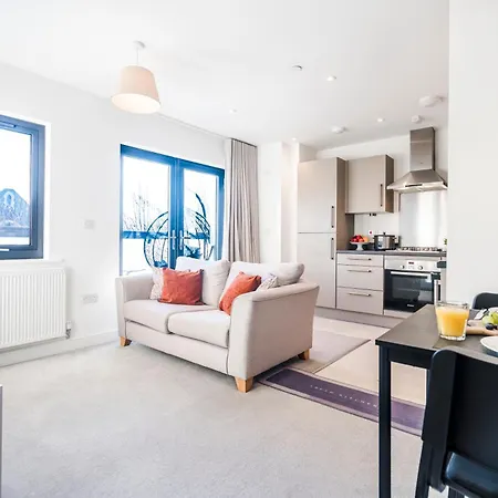Heathrow In 15 Mins - Balcony - Dedicated Workspace Hounslow Exterior photo