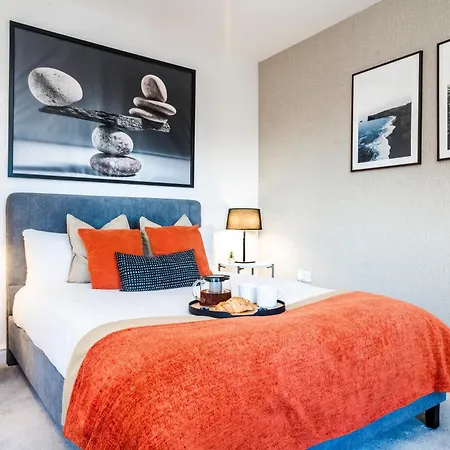 Heathrow In 15 Mins - Balcony - Dedicated Workspace Hounslow Exterior photo