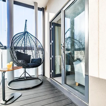 Heathrow In 15 Mins - Balcony - Dedicated Workspace Hounslow Exterior photo