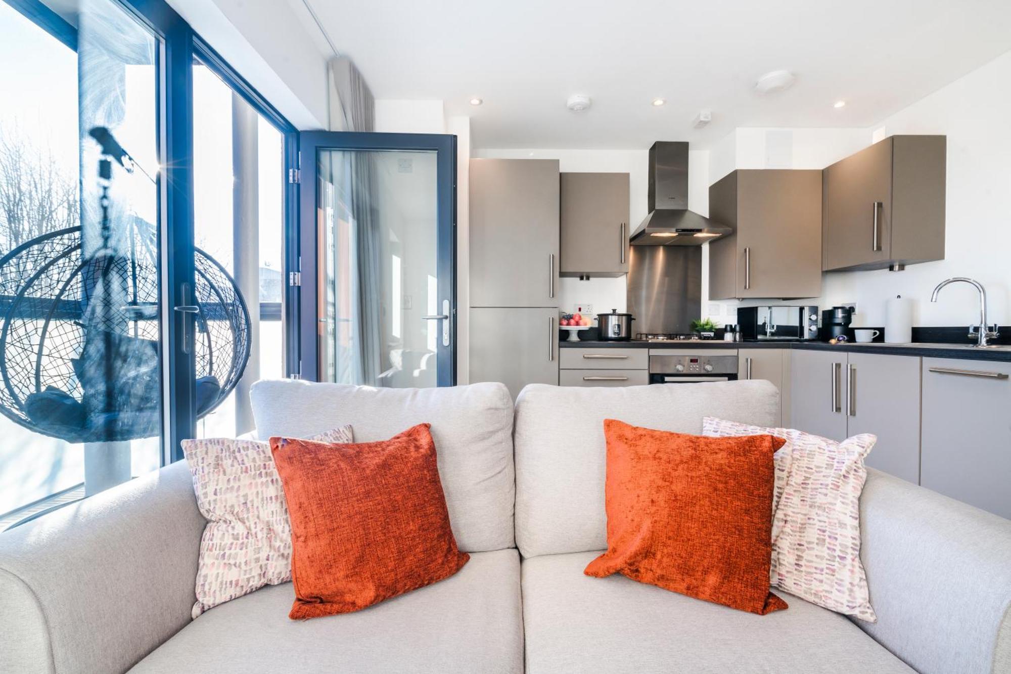 Heathrow In 15 Mins - Balcony - Dedicated Workspace * Hounslow